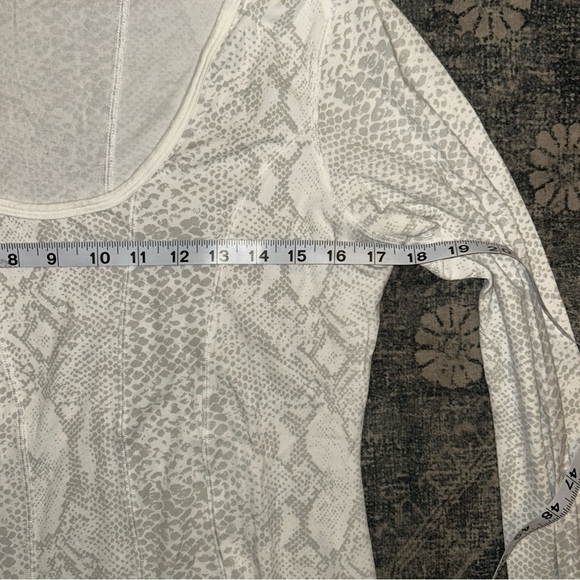 Lululemon Athletica White Patterned Long Sleeve Top - Picture 4 of 5